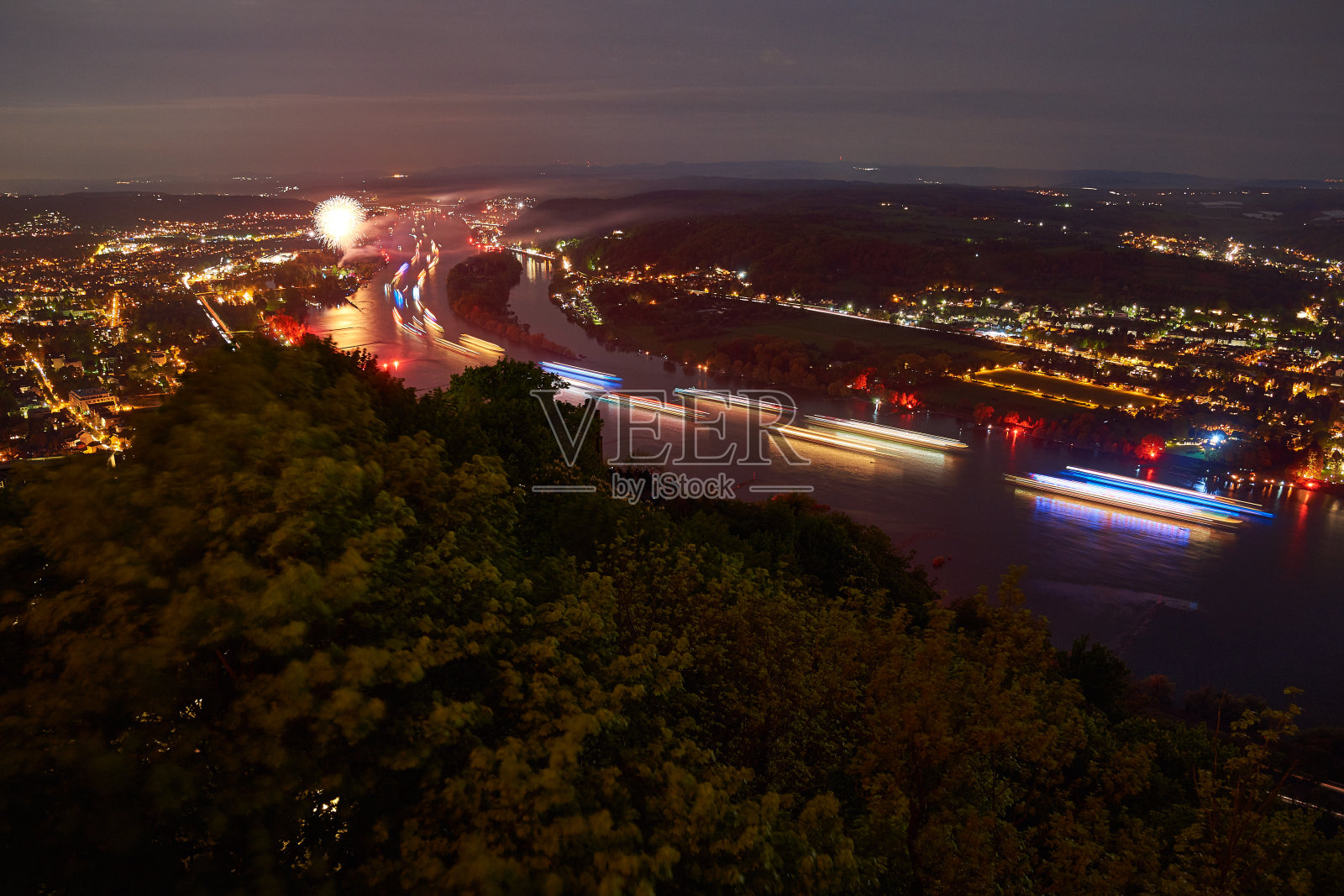 夜间河上发光的船只照片摄影图片