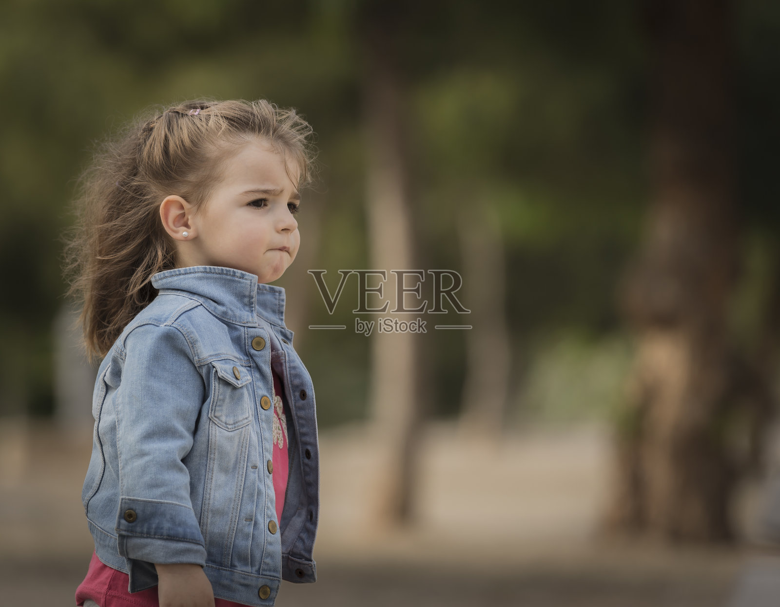 女孩在做梦照片摄影图片