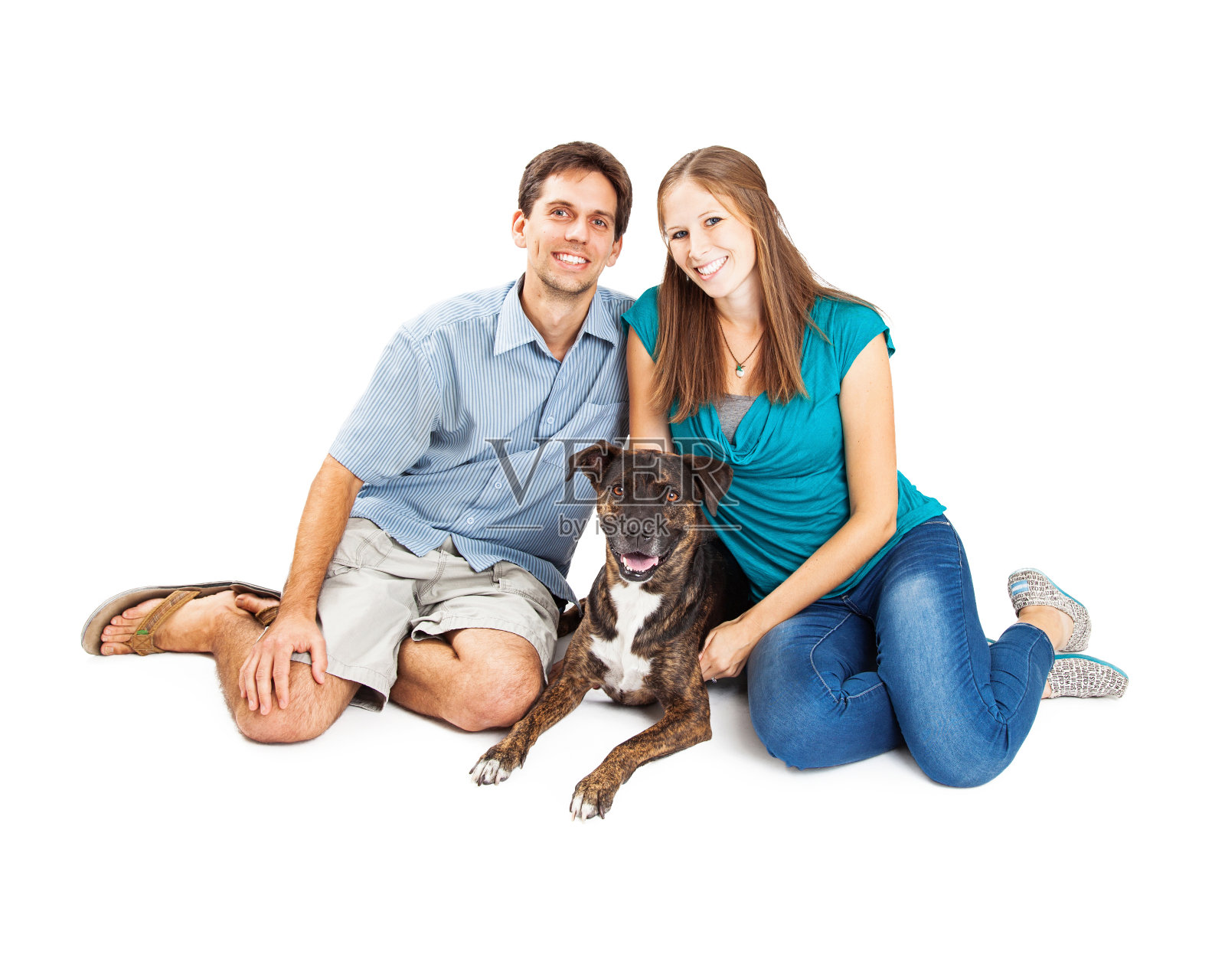 年轻夫妇与混血狗照片摄影图片