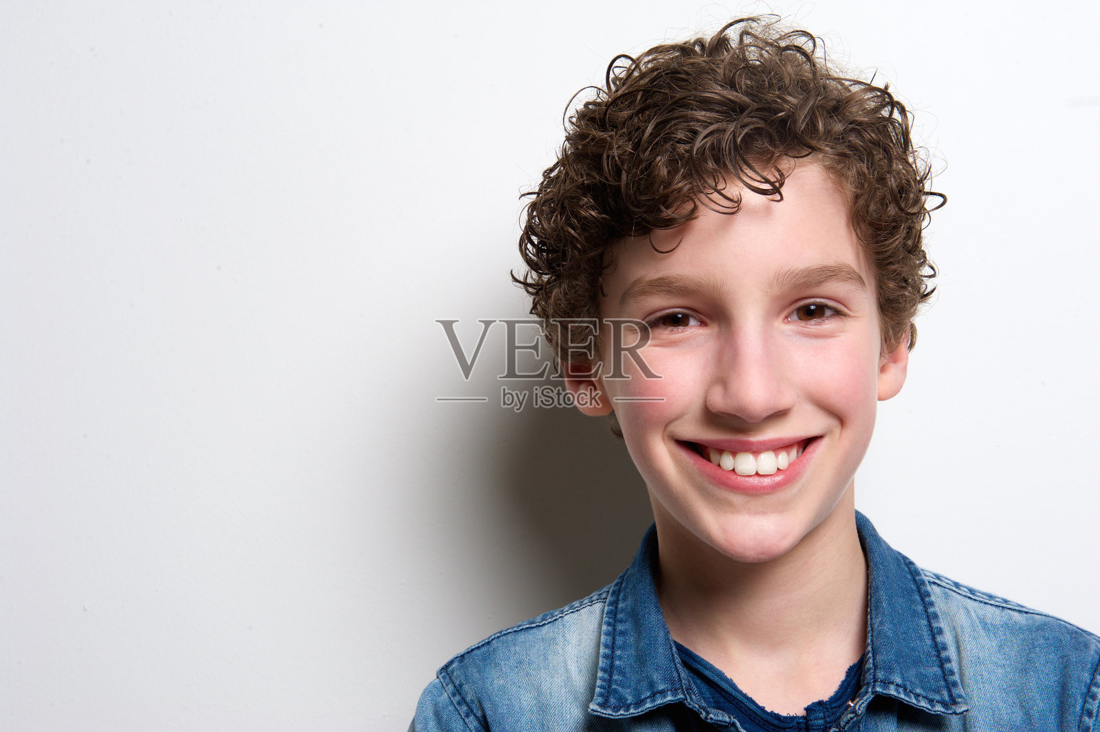 一个快乐的男孩微笑的特写肖像照片摄影图片