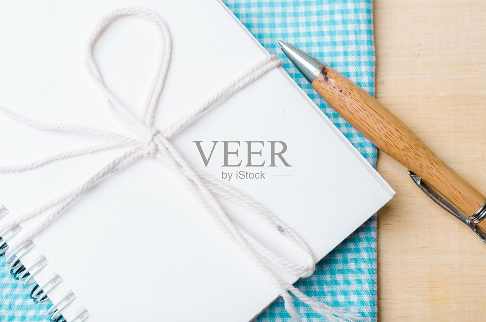 空白的白色笔记本上木制的背景照片摄影图片