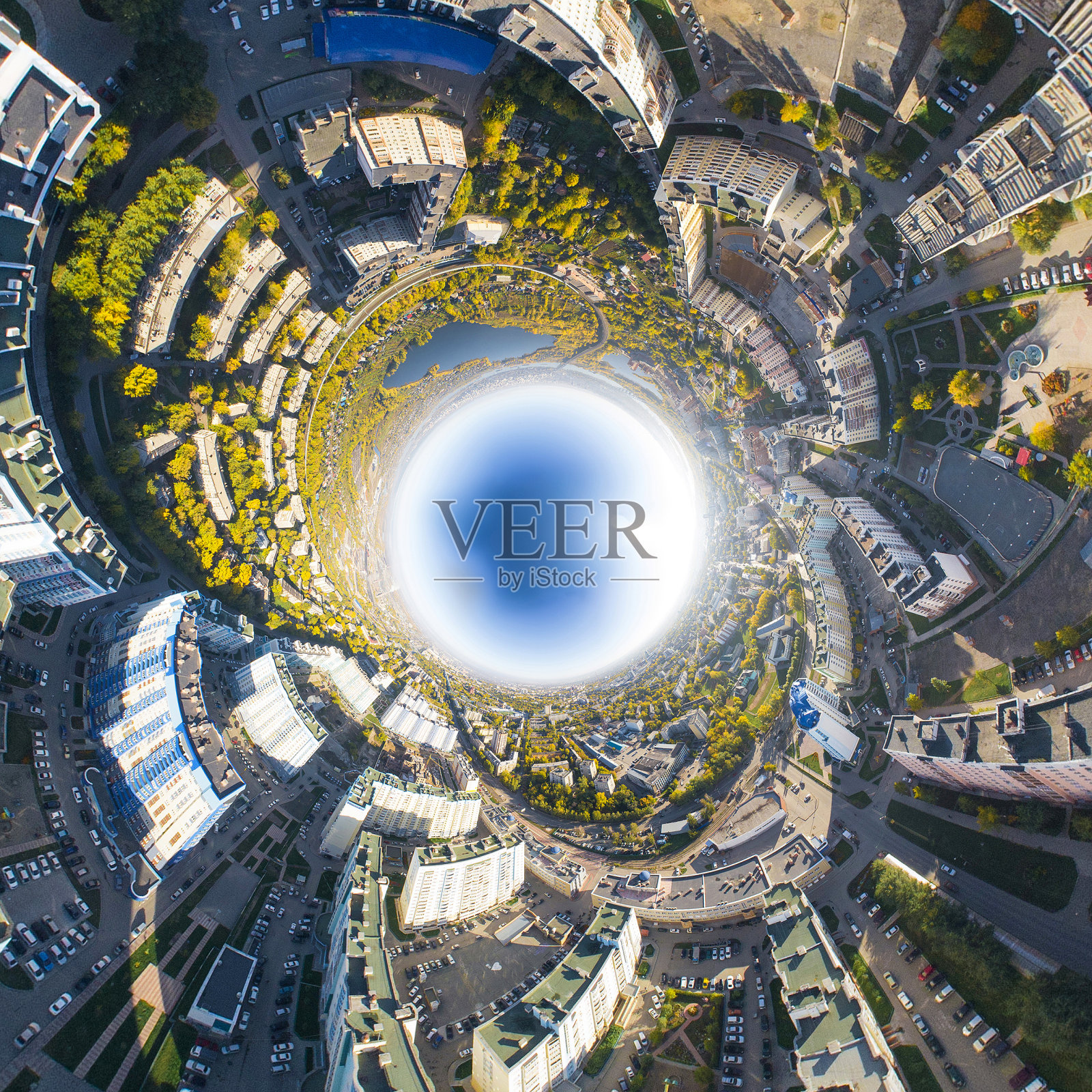 鸟瞰十字路口，道路，房屋，建筑物和公园照片摄影图片