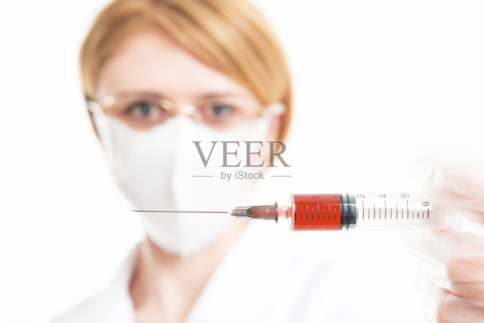 注射器在医生手中照片摄影图片