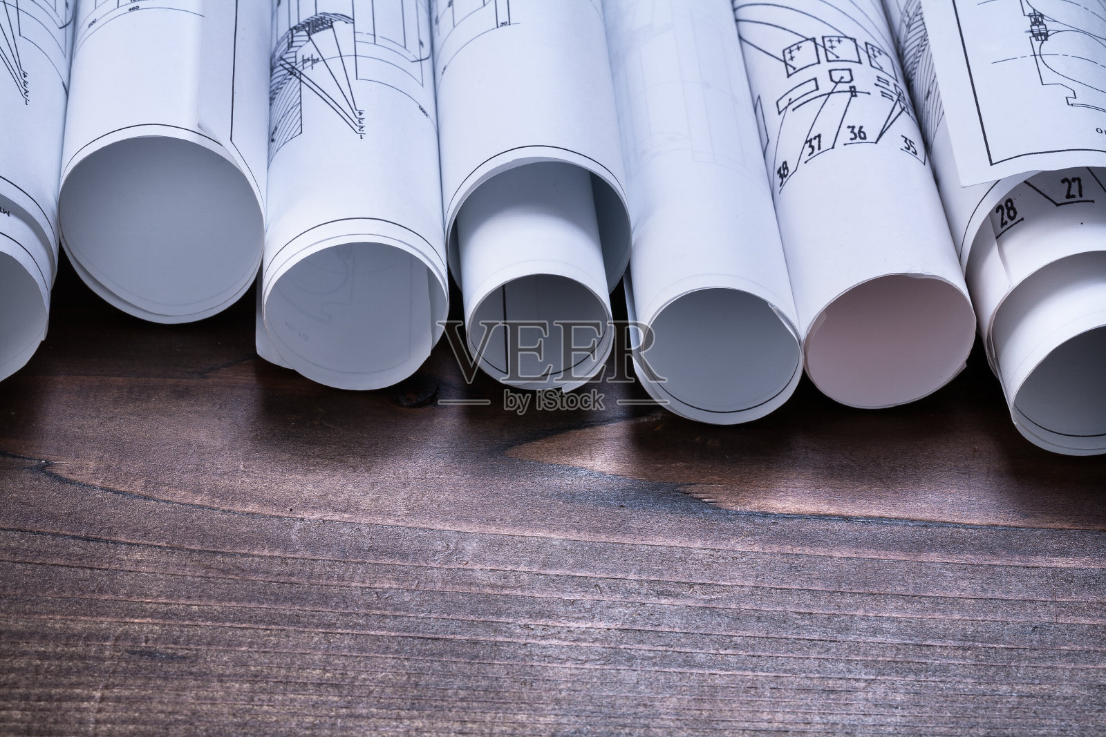 松木古董板与堆叠蓝图卷结构照片摄影图片