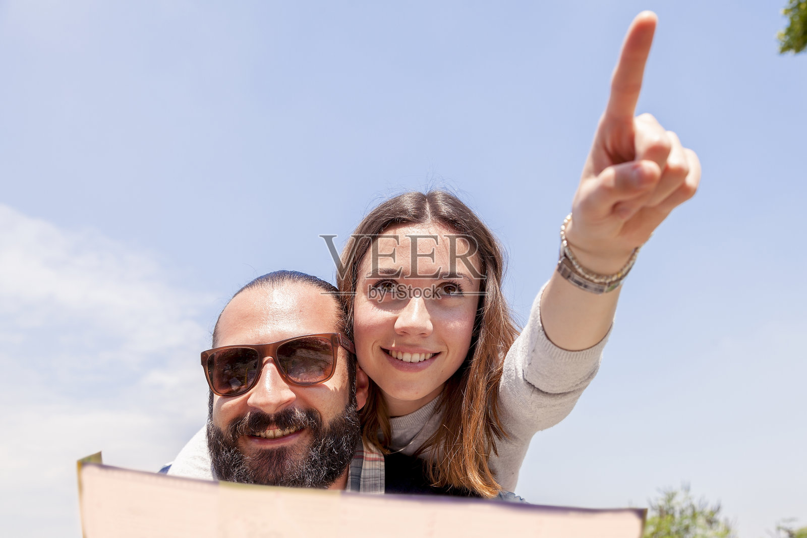 一对年轻情侣在室外看地图照片摄影图片