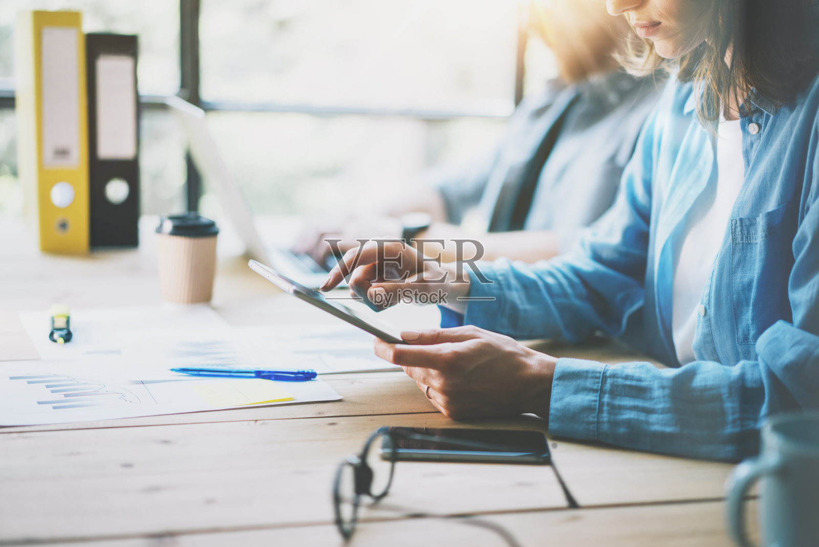 现代工作室的协同工作团队研究过程。项目生产工作照片摄影图片