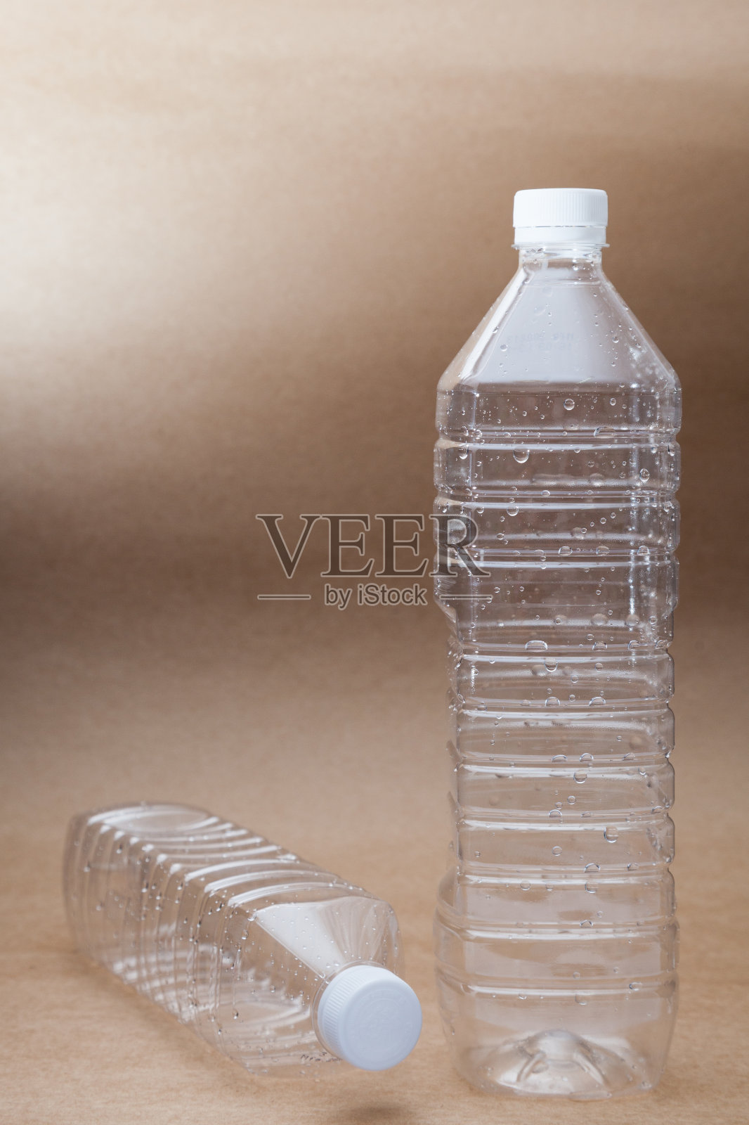 塑料水瓶在回收纸的背景照片摄影图片