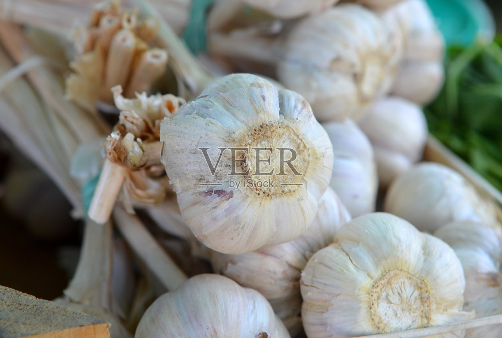 蒜头在农贸市场出售照片摄影图片