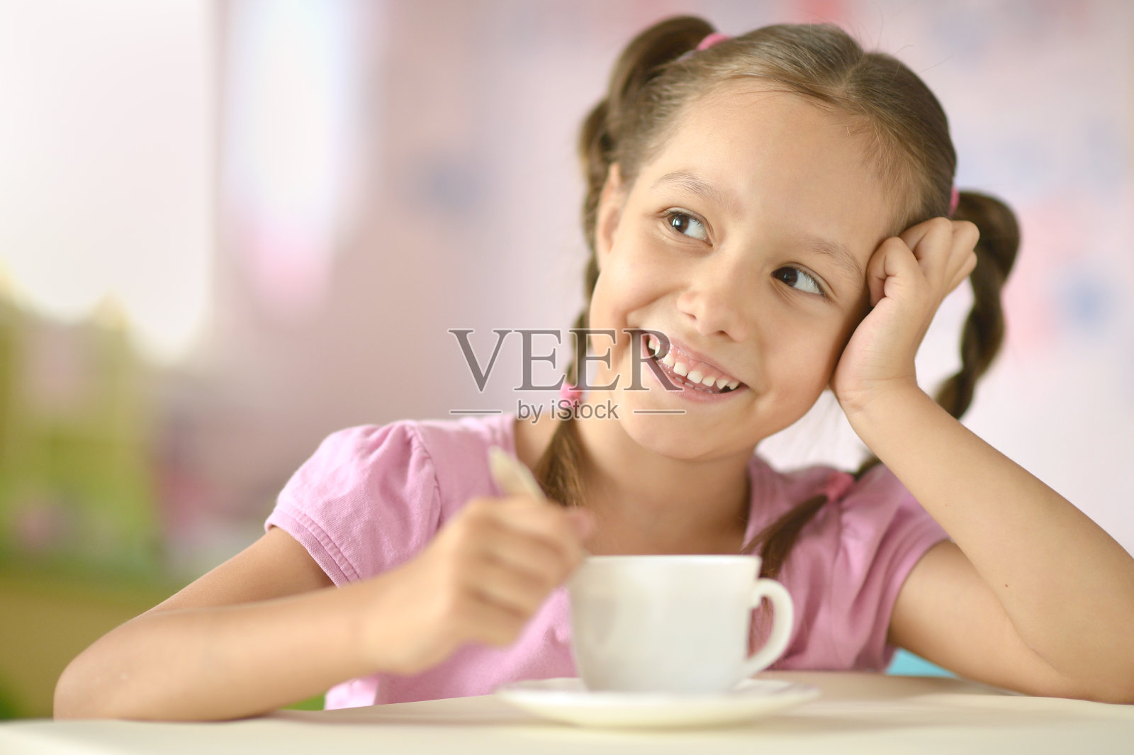 带着杯子的可爱小女孩照片摄影图片