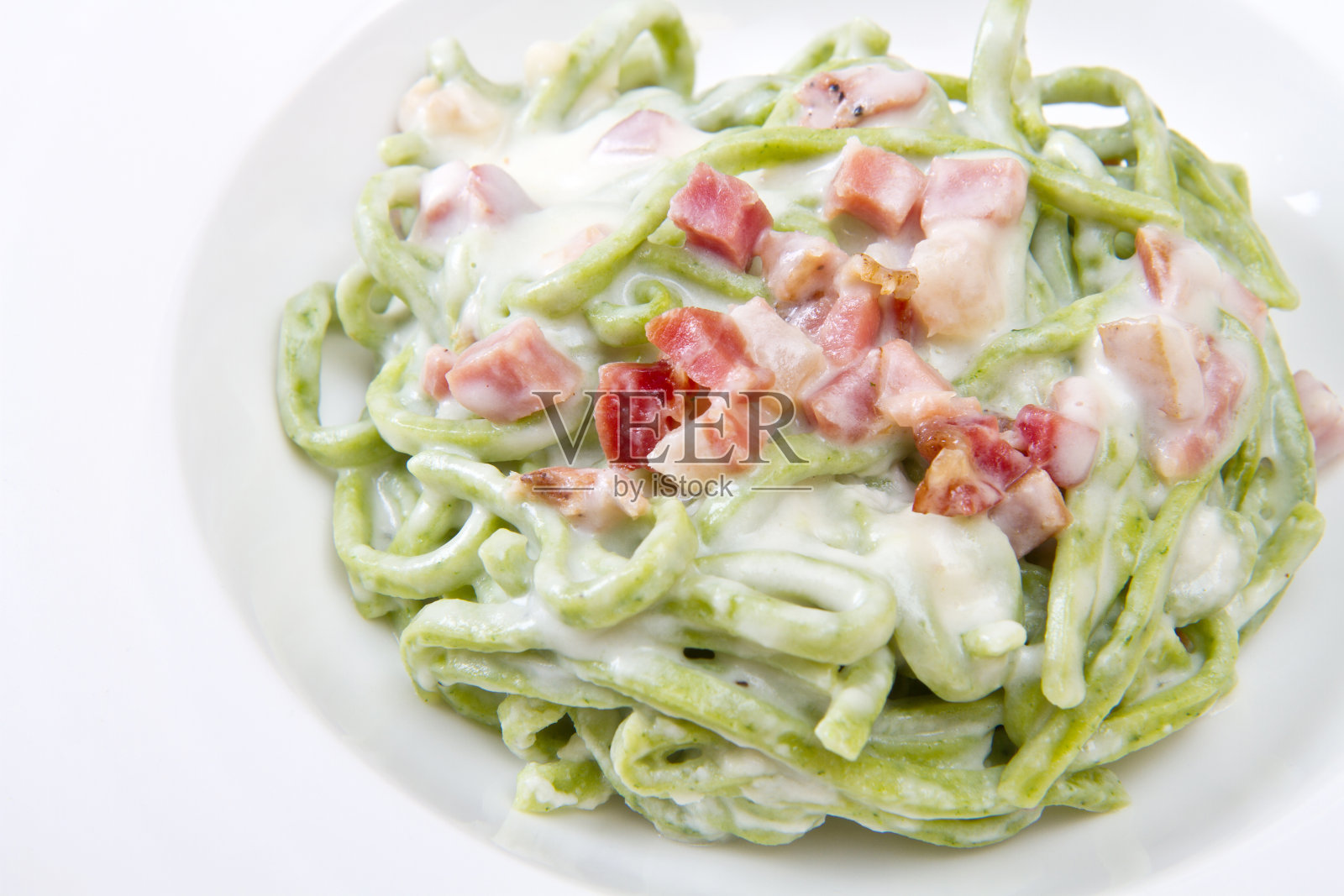 绿色意大利面加培根和奶油照片摄影图片