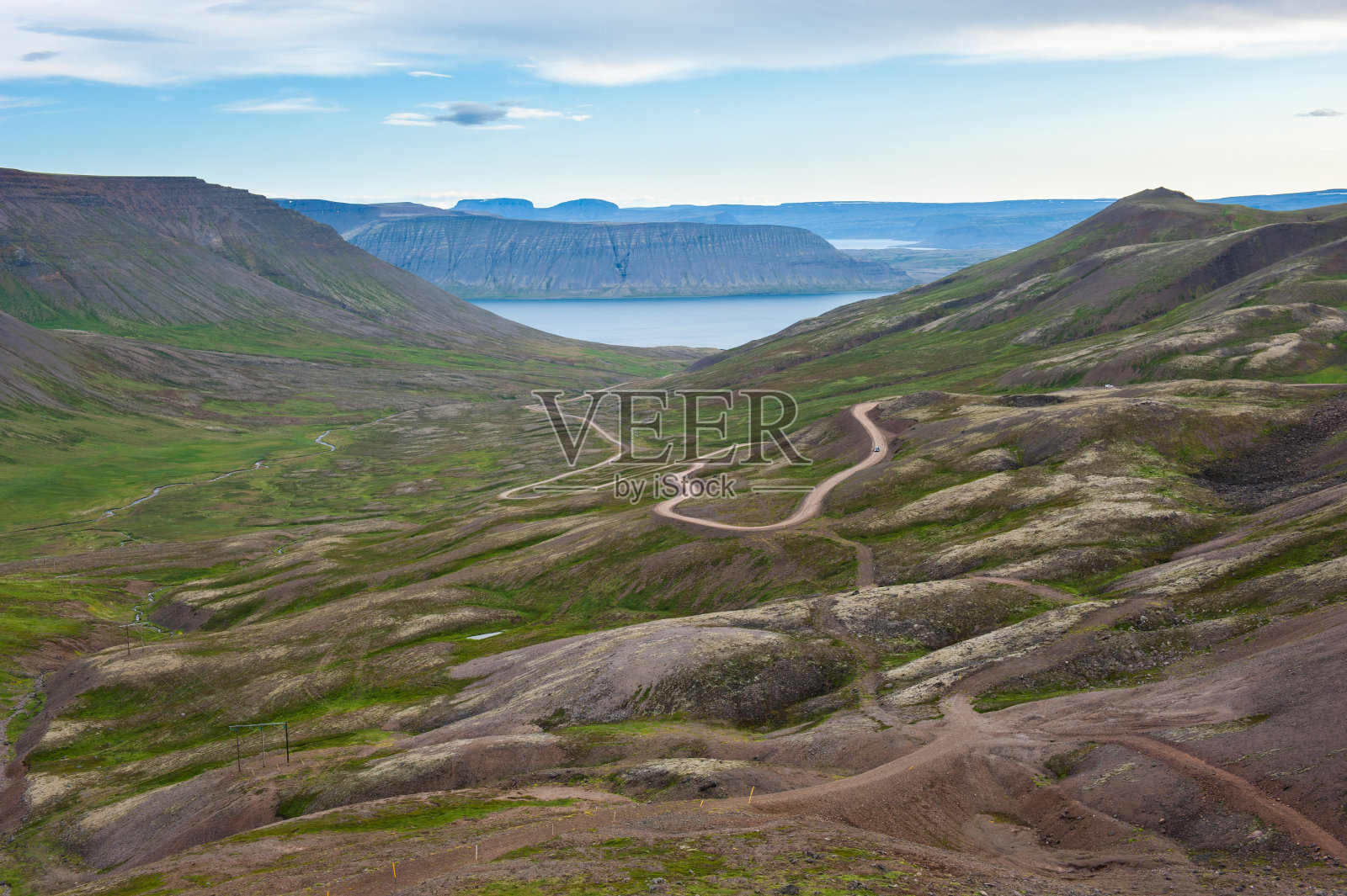 风景优美，山脉穿过峡湾，冰岛照片摄影图片