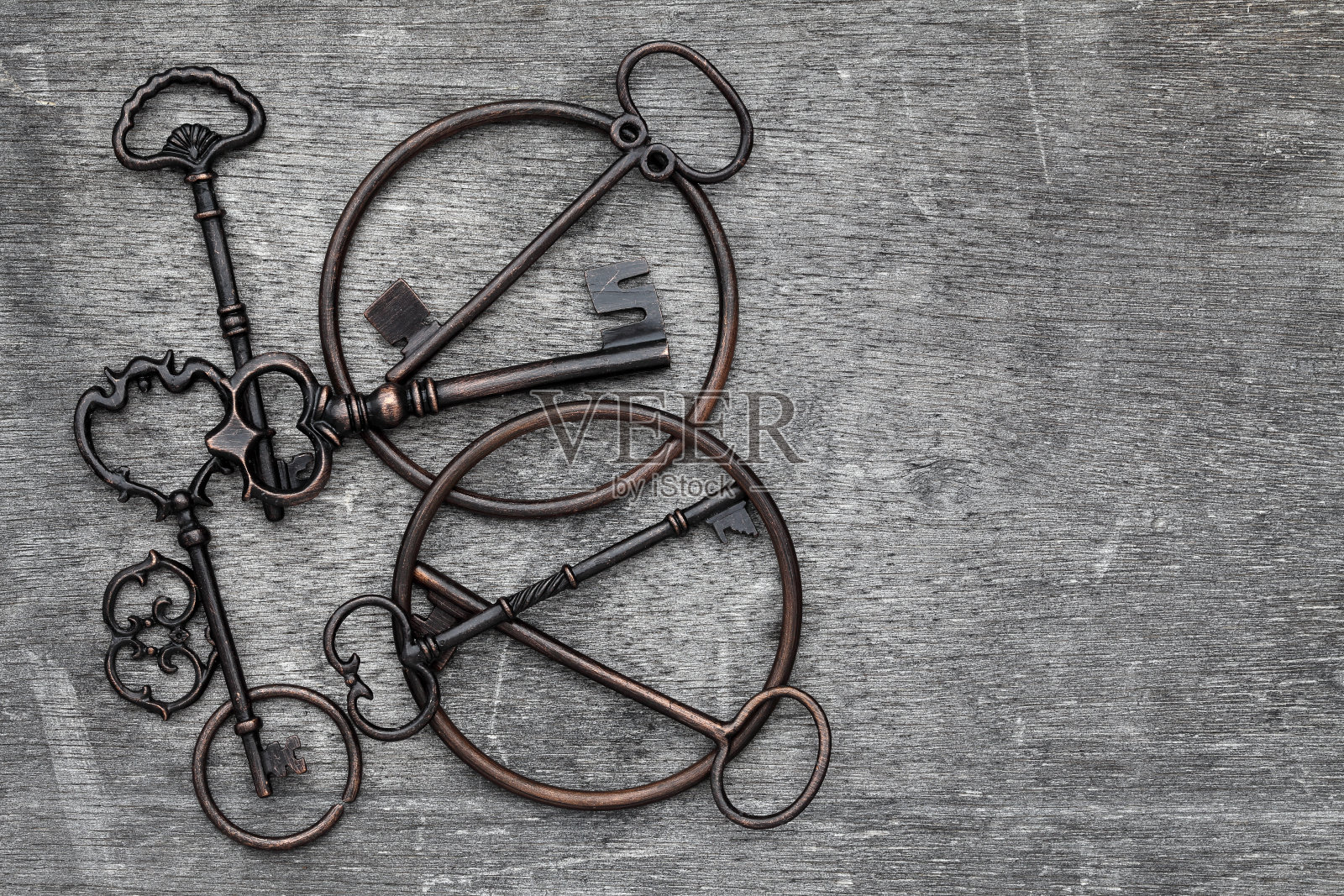 生锈的钥匙放在桌子上照片摄影图片