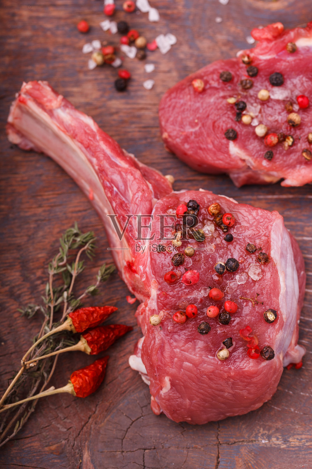 新鲜的肉配上香料照片摄影图片