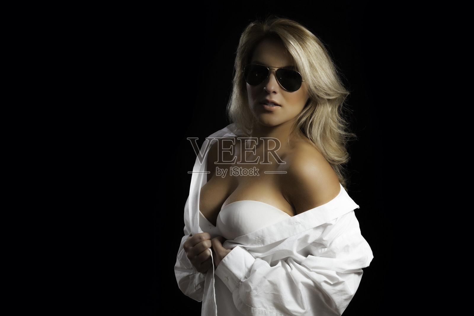 拉丁女孩飞行员太阳镜和白人男子衬衫照片摄影图片