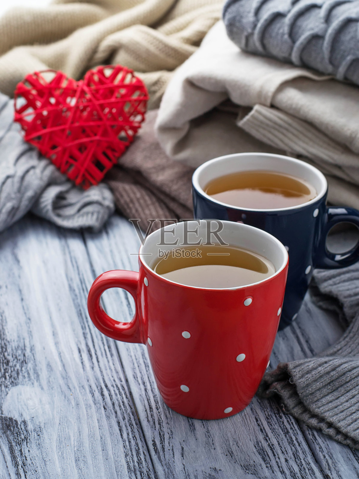 温暖的针织，柔和的衣服和杯子照片摄影图片