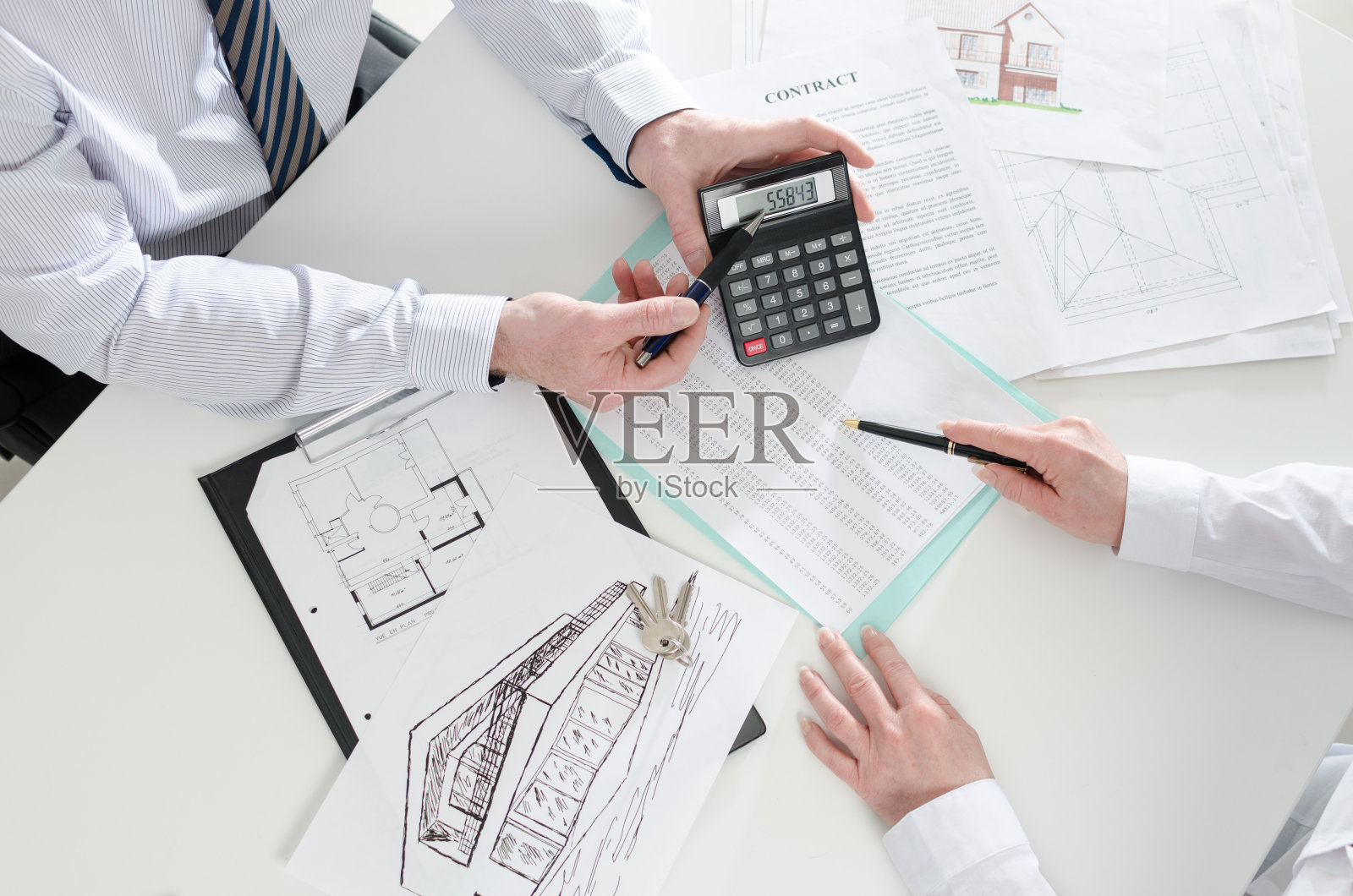 房地产商向客户提供建议照片摄影图片