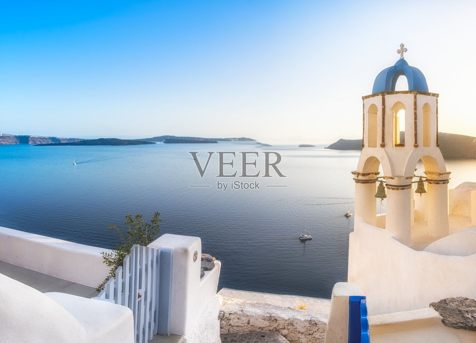 希腊圣托里尼岛伊亚当地教堂的日落照片摄影图片