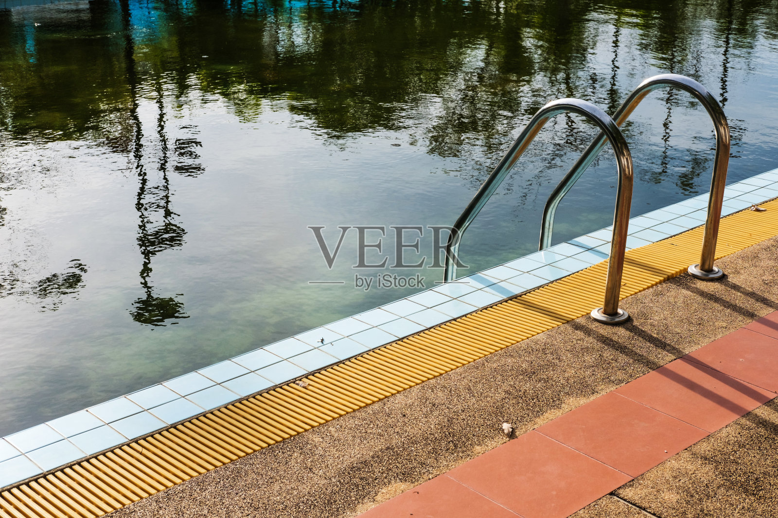 废弃的游泳池，脏水照片摄影图片