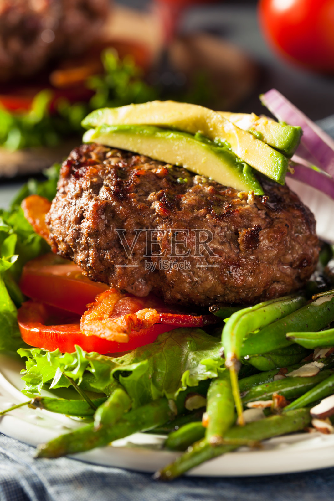 新鲜烤旧石器汉堡照片摄影图片