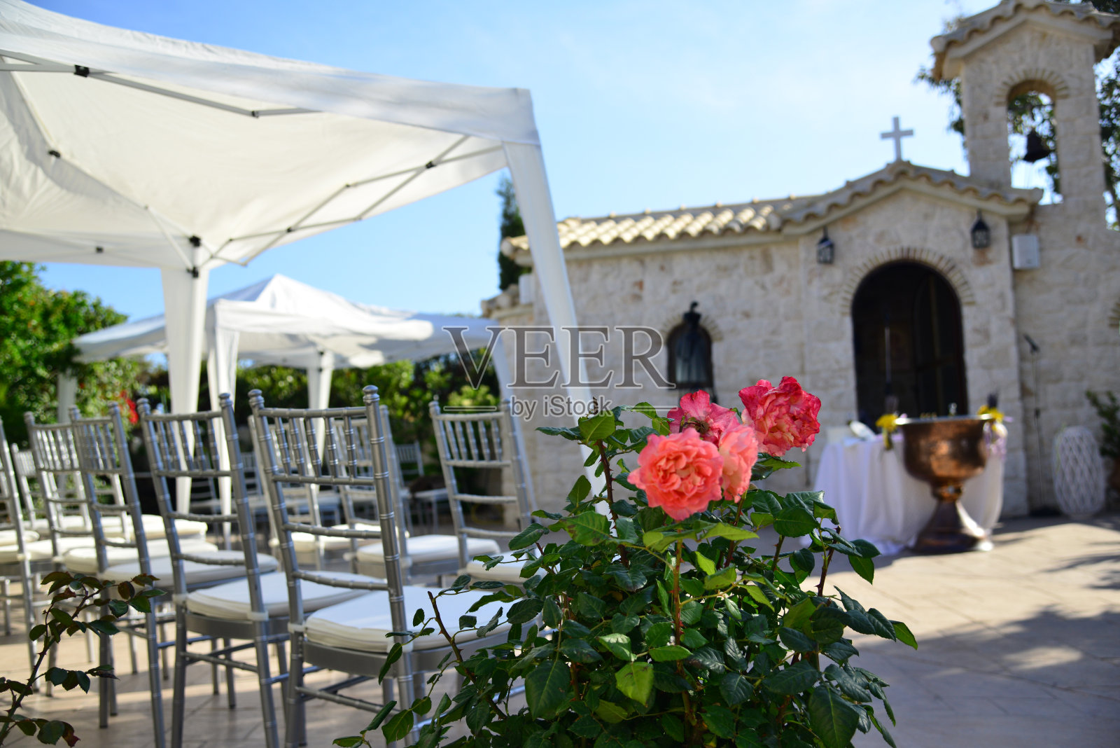 洗礼在正统教堂中命名的受洗器皿和水照片摄影图片