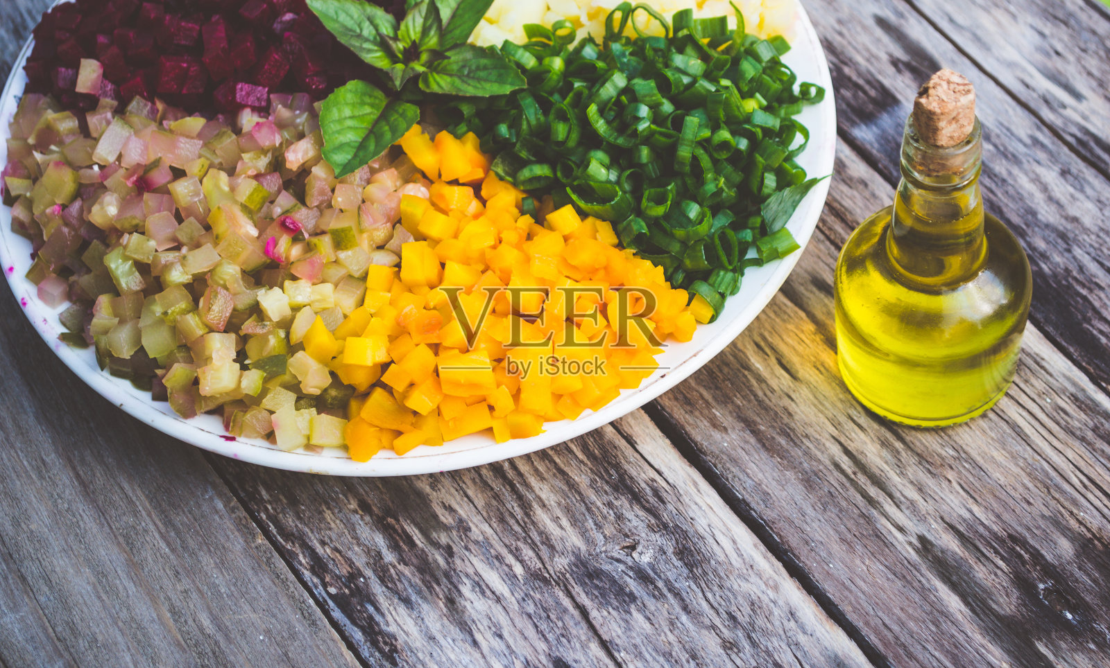 桌上放着切碎的新鲜蔬菜照片摄影图片