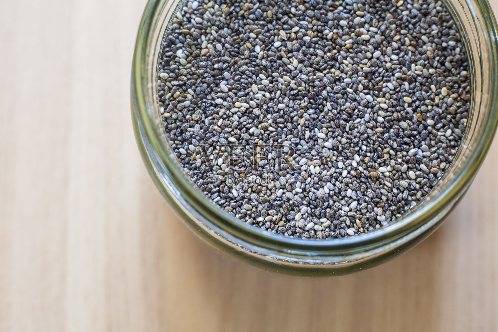 装有奇亚籽的玻璃罐子照片摄影图片