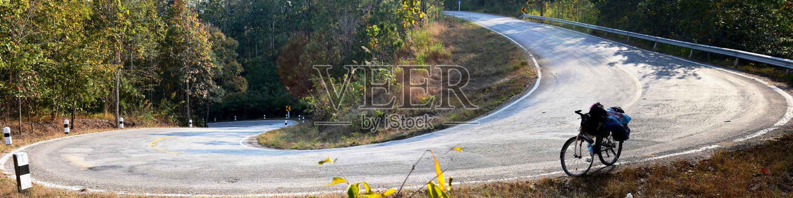自行车在斜坡下山的乡村道路全景图照片摄影图片