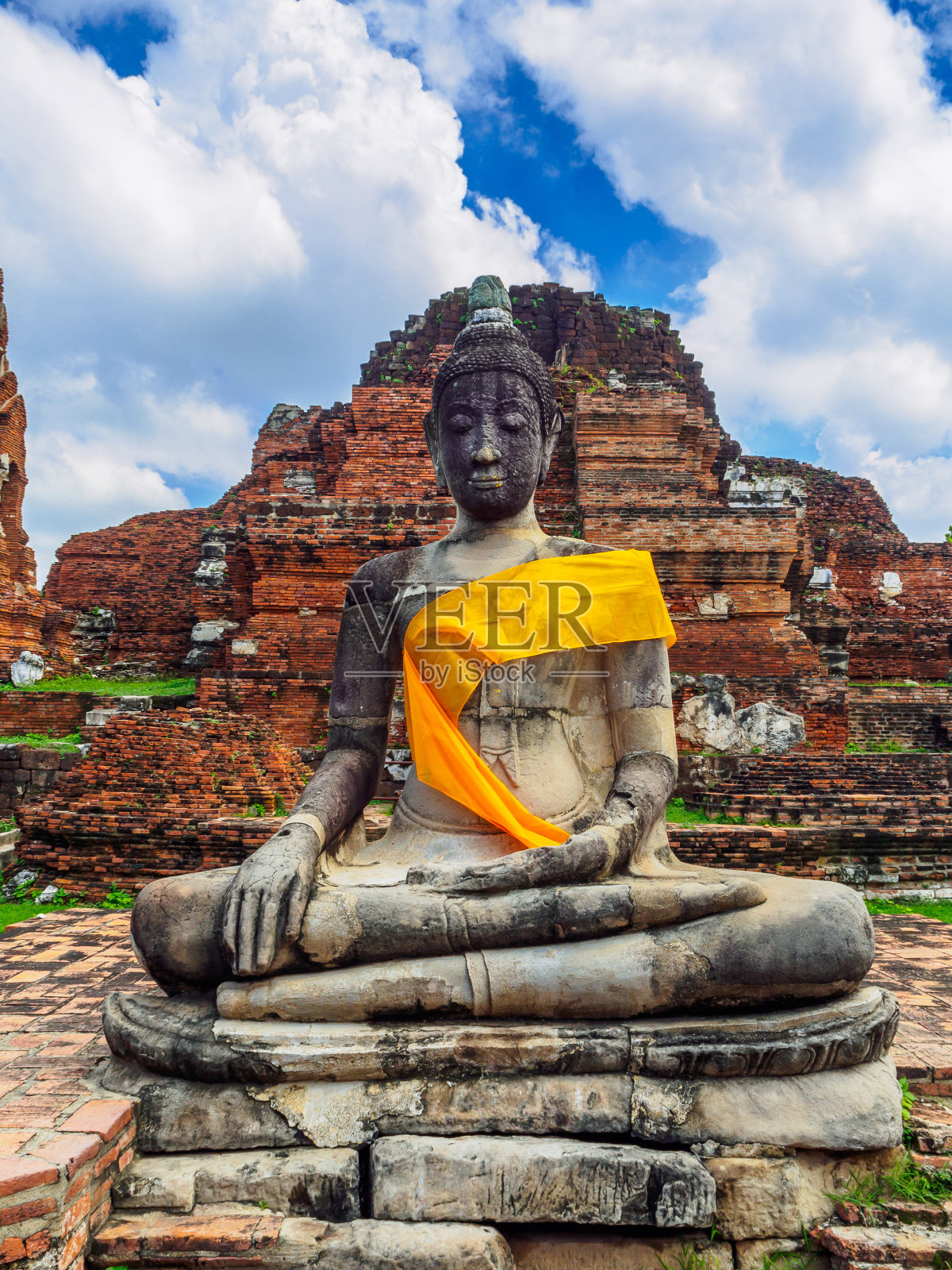 一座古老寺庙的废墟里有佛像照片摄影图片
