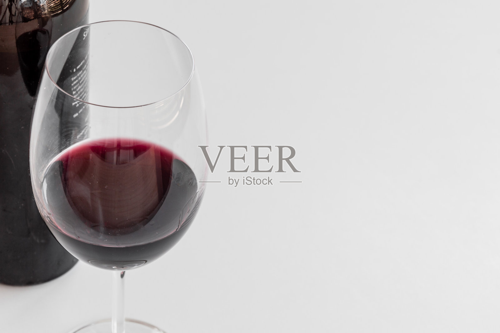 一杯酒和一瓶酒照片摄影图片