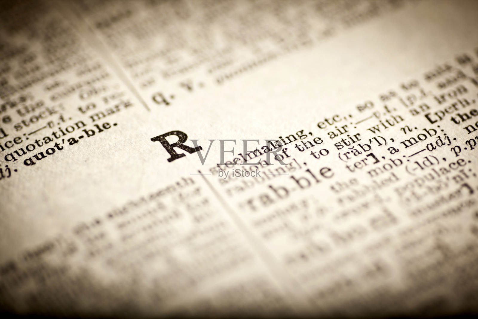 旧字典在字母R处打开照片摄影图片