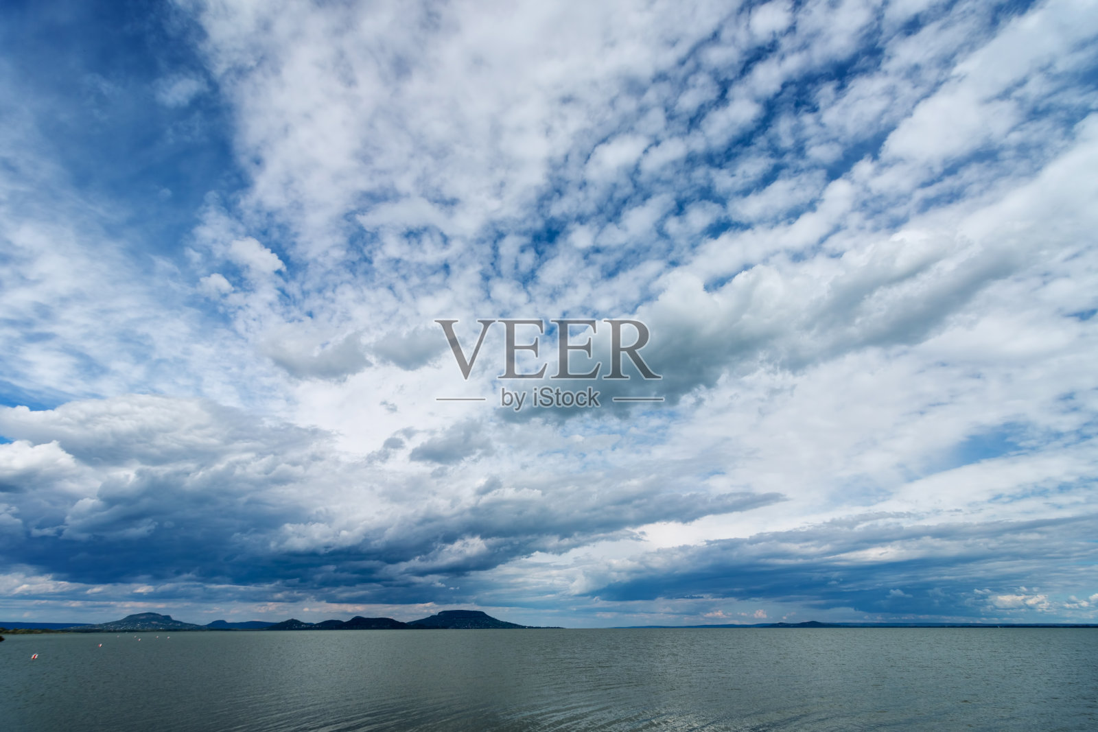 湖上美丽的羊云照片摄影图片