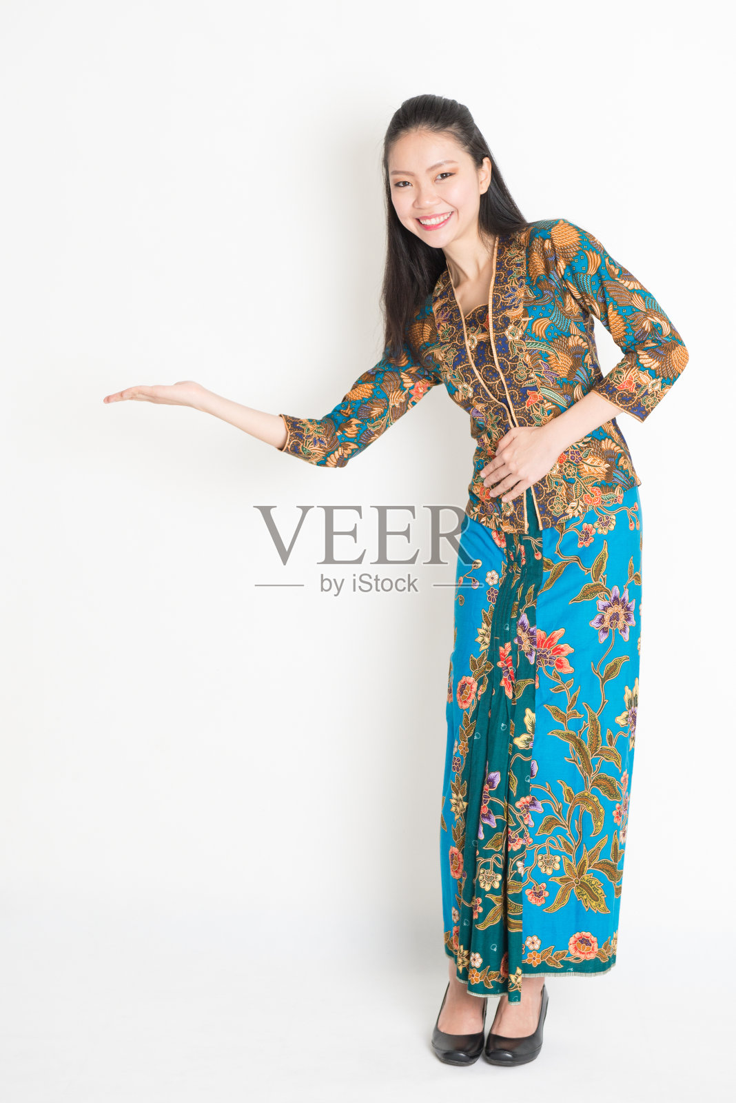 一个亚洲女人手里拿着东西照片摄影图片