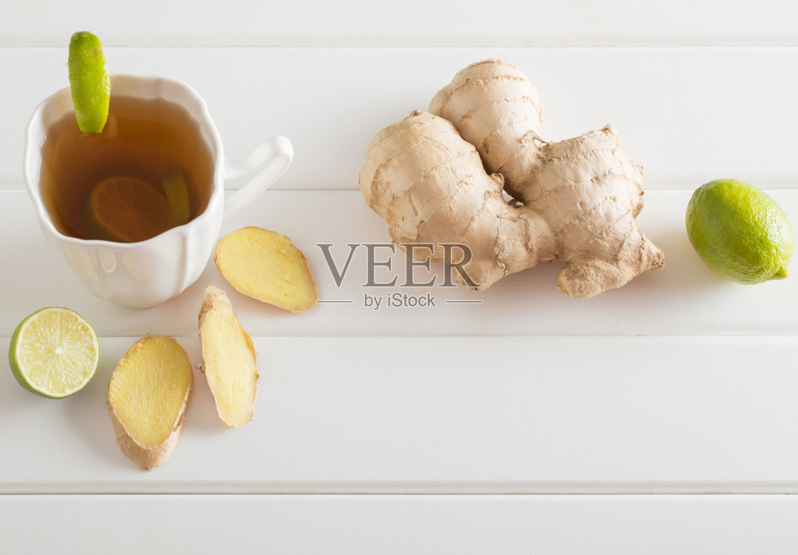 姜茶和酸橙在一个白色的杯子照片摄影图片