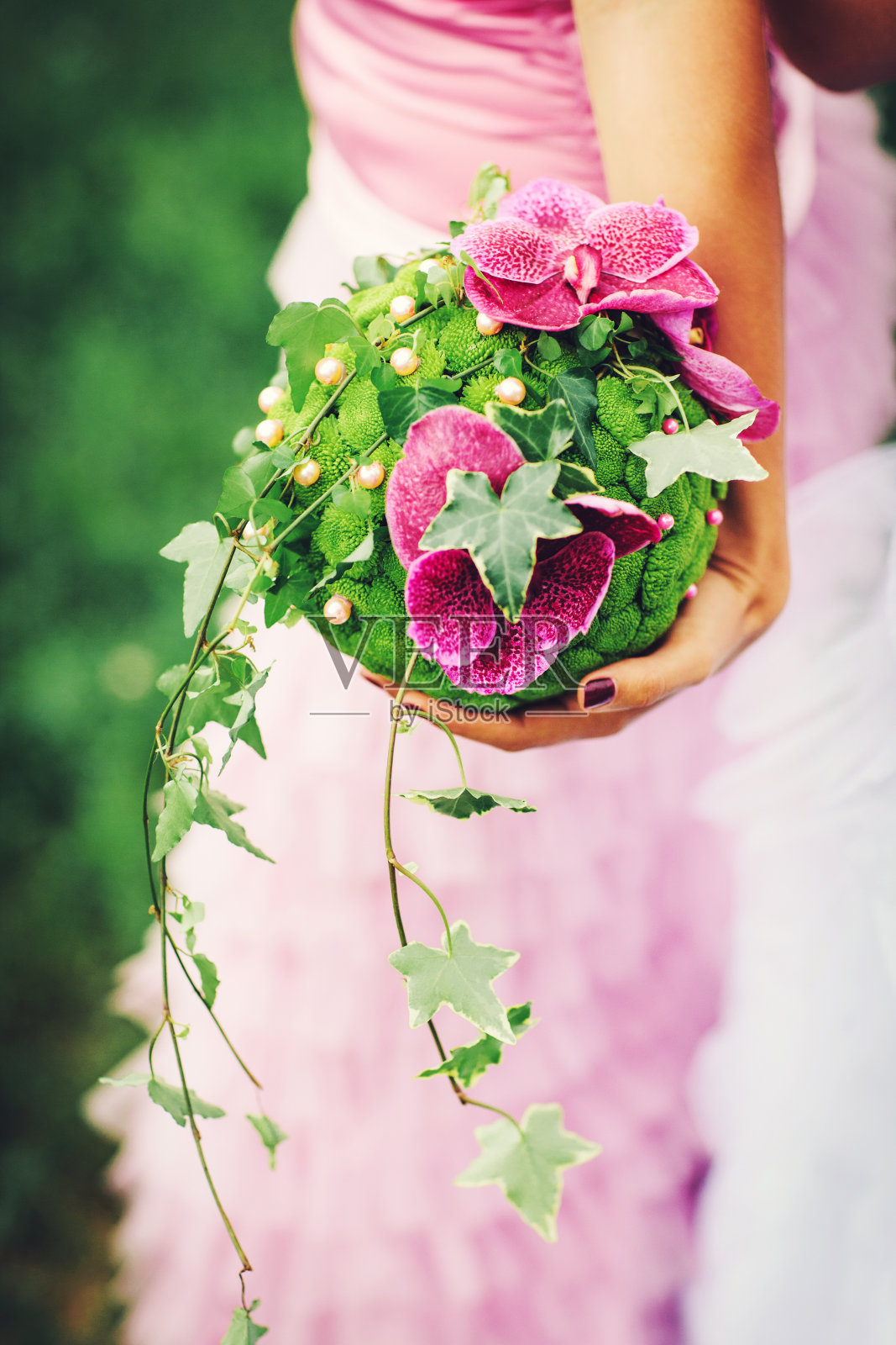 新娘用粉红色兰花捧花照片摄影图片