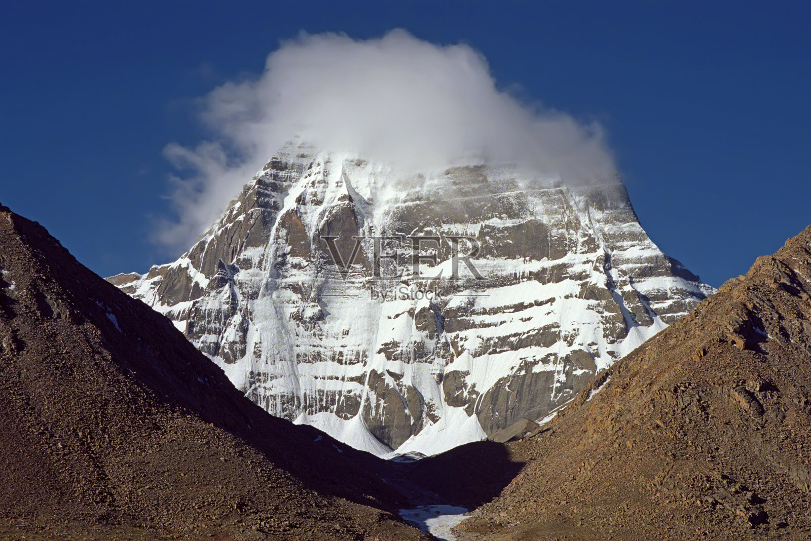 神山冈仁波齐峰上的云。照片摄影图片