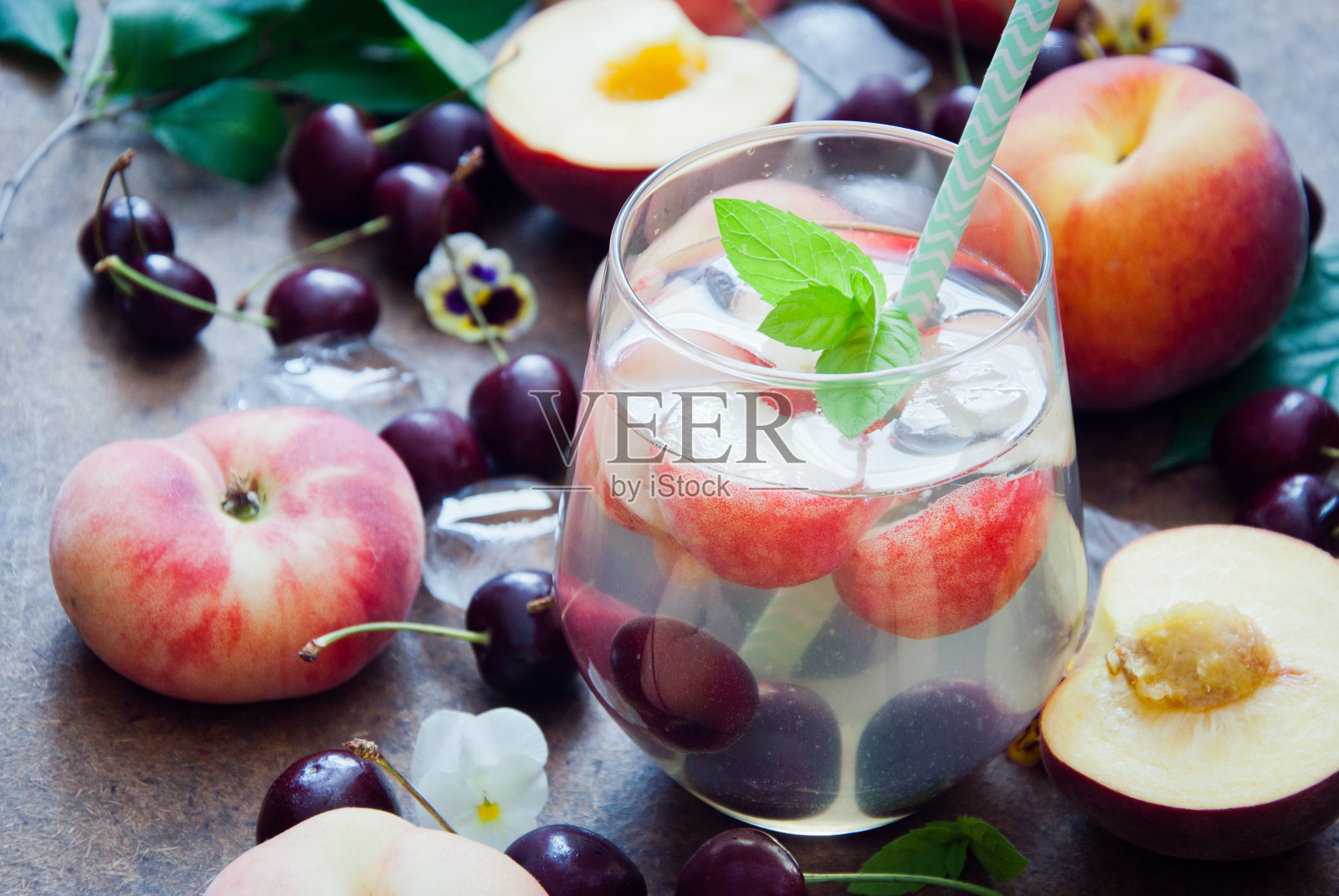 桃子樱桃鸡尾酒照片摄影图片