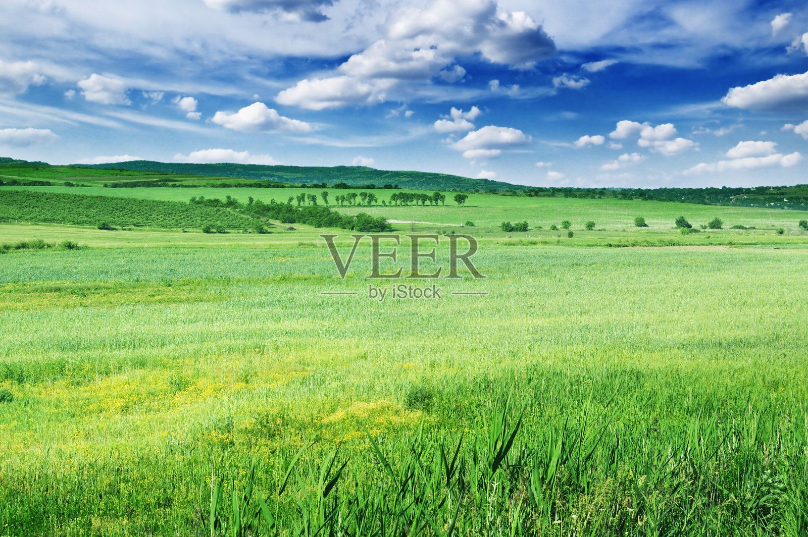 田野、群山、蓝天照片摄影图片