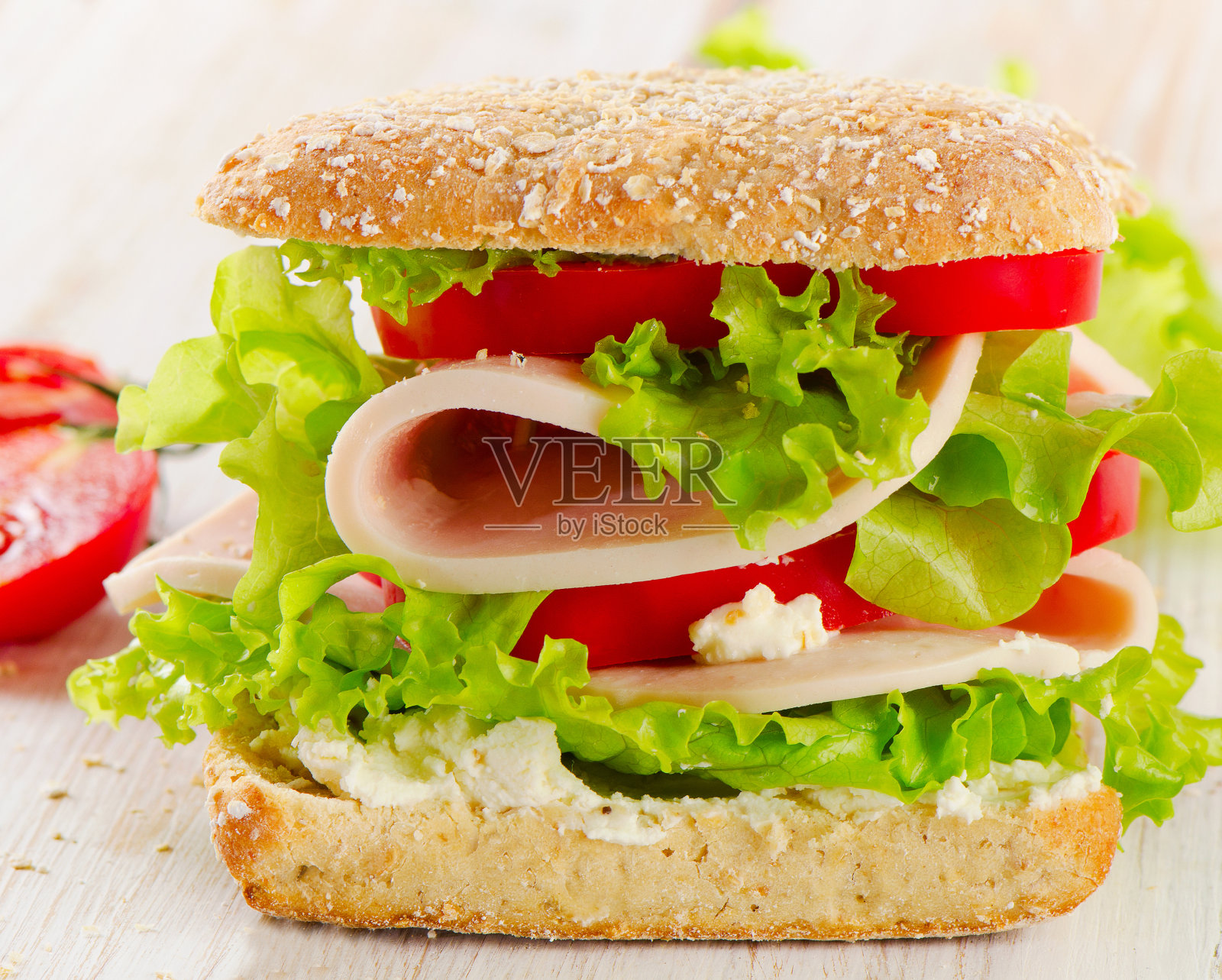 木制背景上的火鸡和新鲜蔬菜三明治照片摄影图片