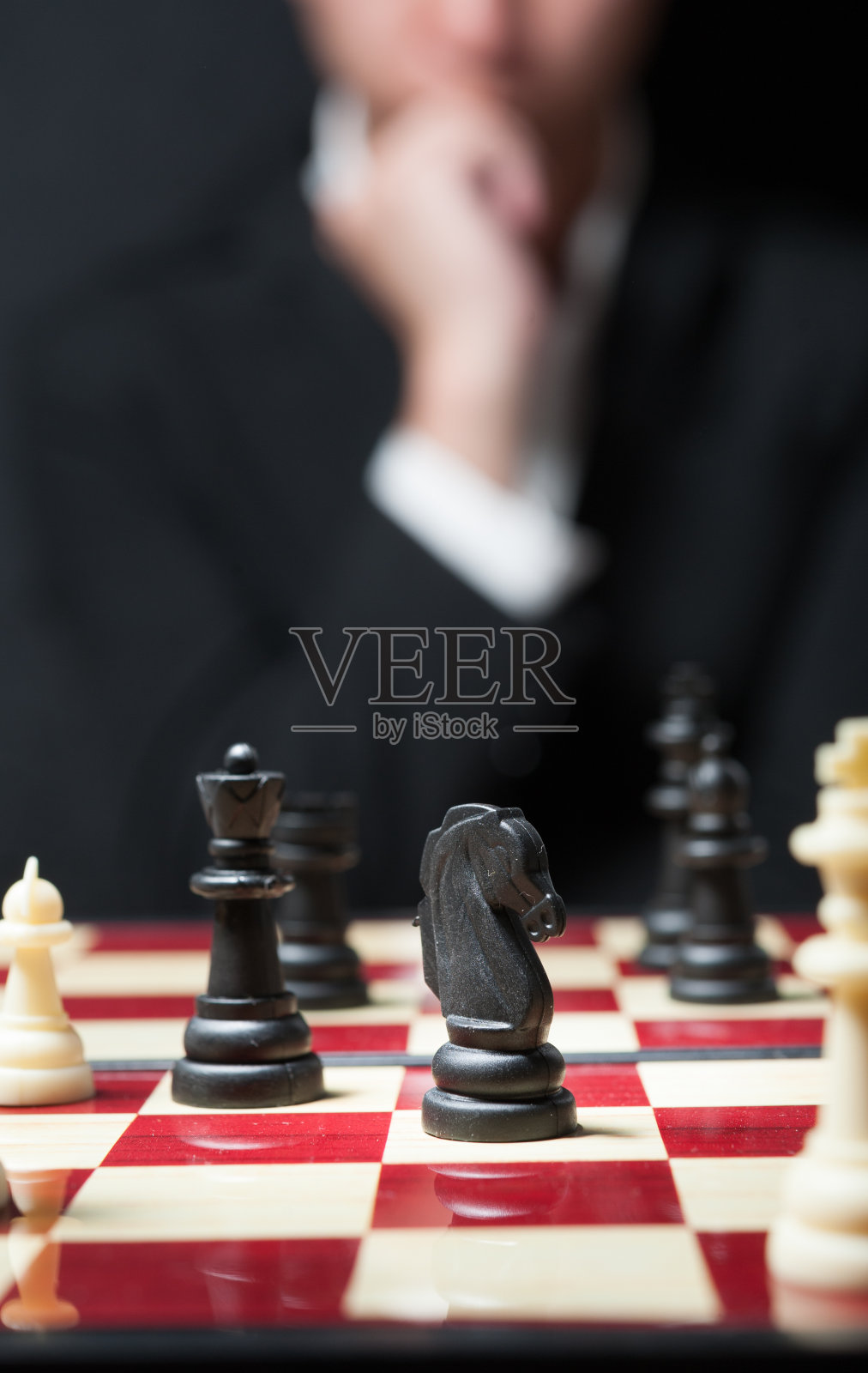 西装革履的人下棋，为战略商业骗局思考照片摄影图片