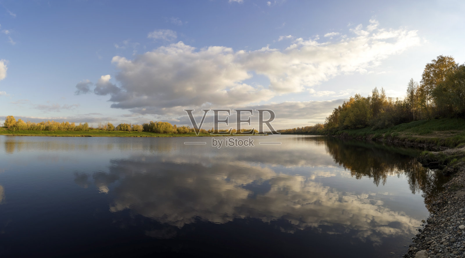 日落前湖面上美丽的天空倒影照片摄影图片