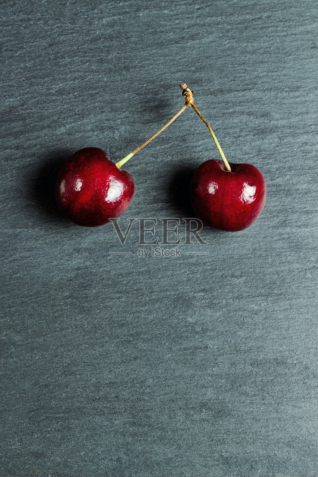 樱桃放在石板上，俯视图，平躺着照片摄影图片