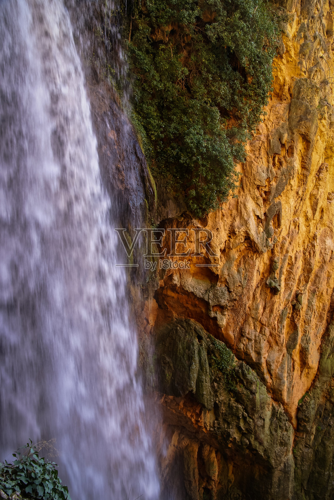 在蒙斯特里奥·德·皮德拉，萨拉戈萨，阿拉贡，西班牙的瀑布照片摄影图片