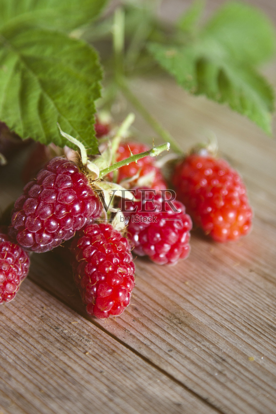 新鲜的红覆盆子，最近的佳酿照片摄影图片