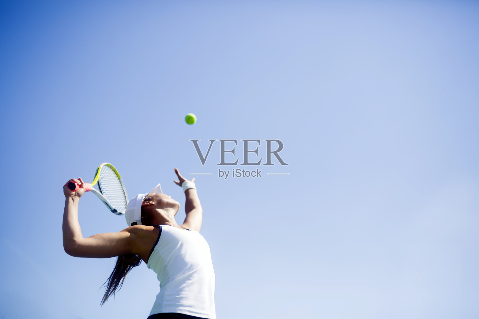 美丽的女子网球运动员发球照片摄影图片