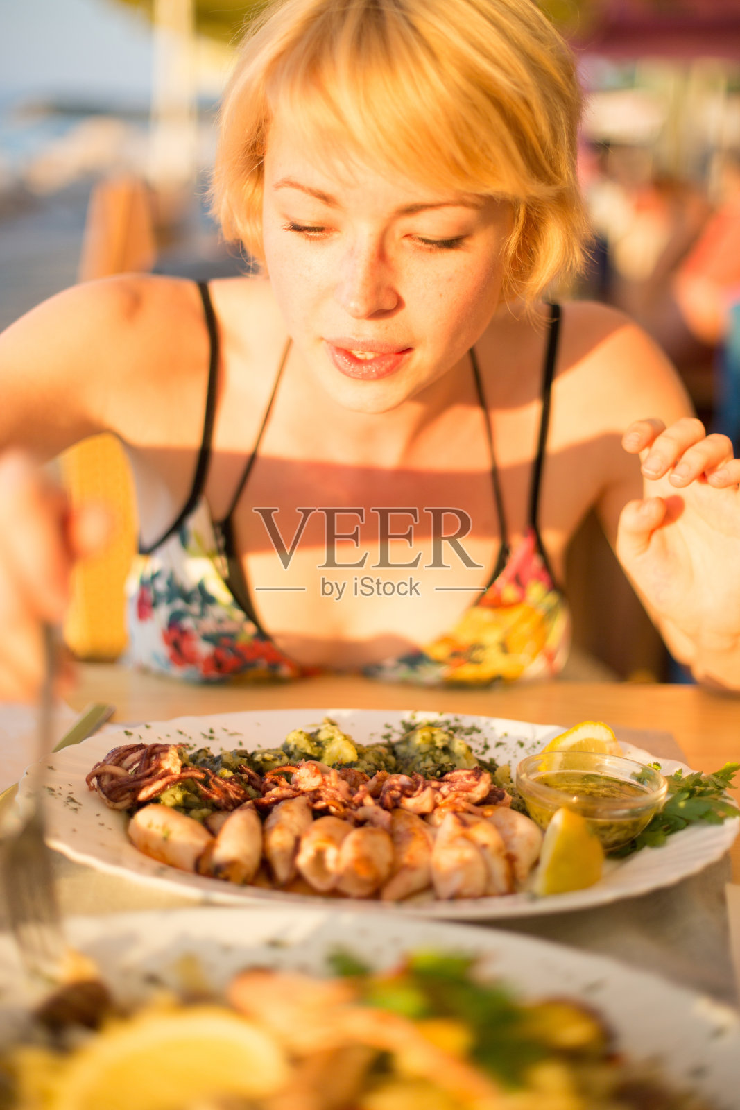 吃健康食品的女人。照片摄影图片