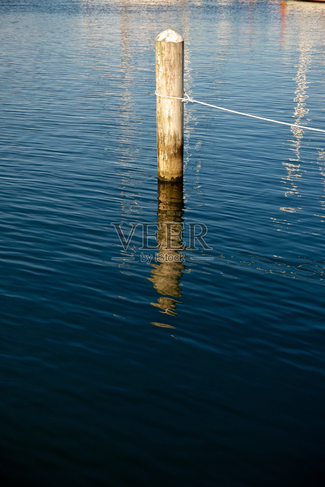 带缆桩在码头照片摄影图片