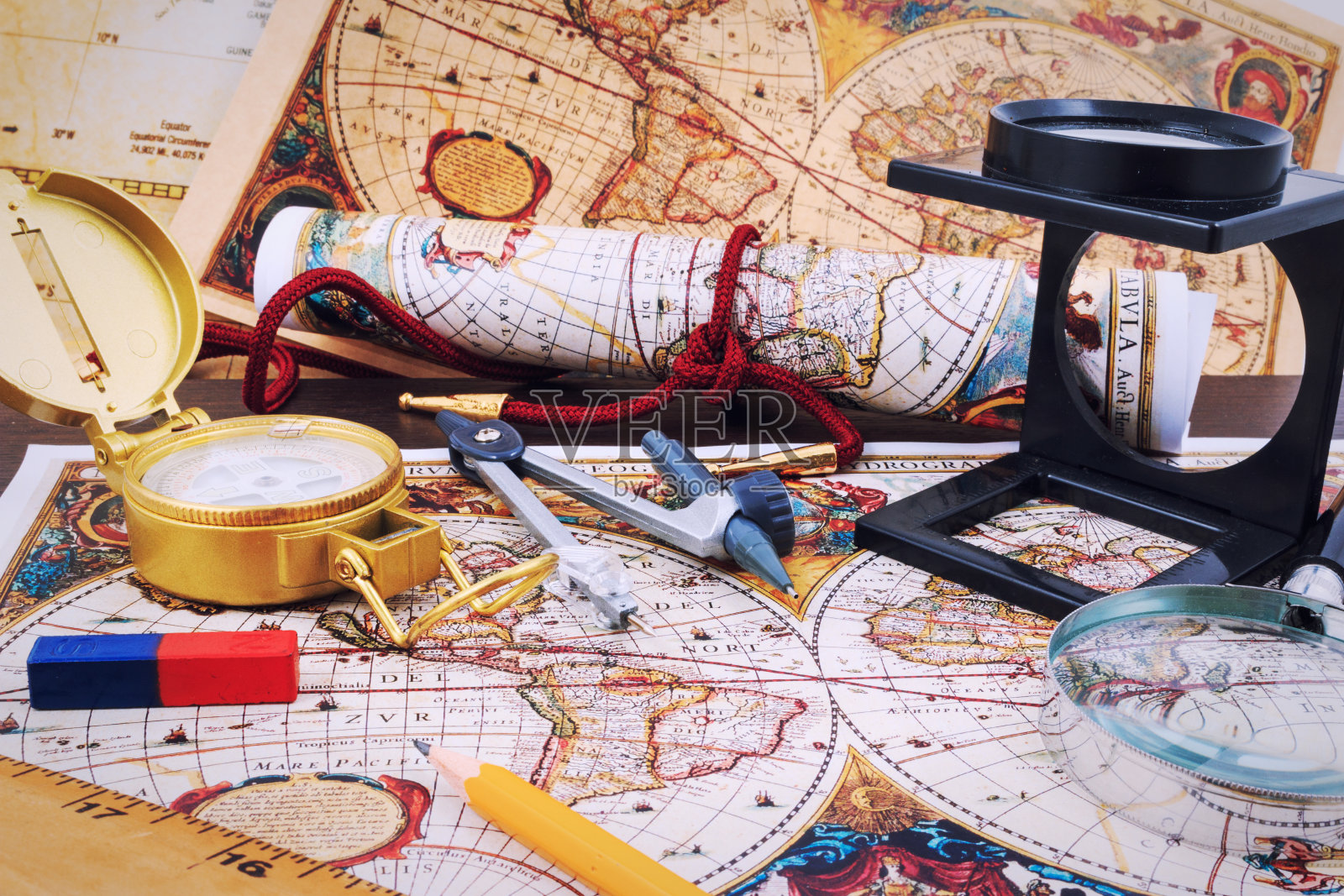 旅行度假旅游，复古地图上的模型照片摄影图片