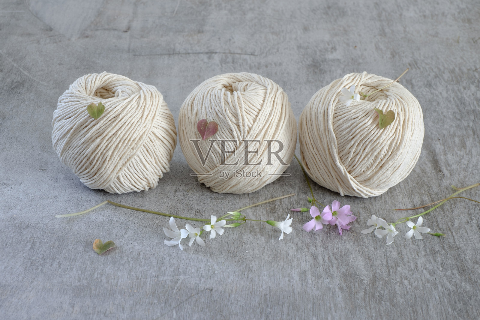 用钩钩的奶油色和蓝色纱线做成的球照片摄影图片