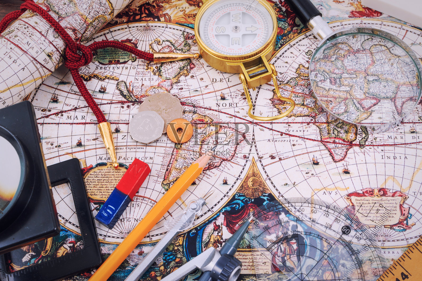 旅行，旅行度假，旅游模拟近距离古董地图。照片摄影图片