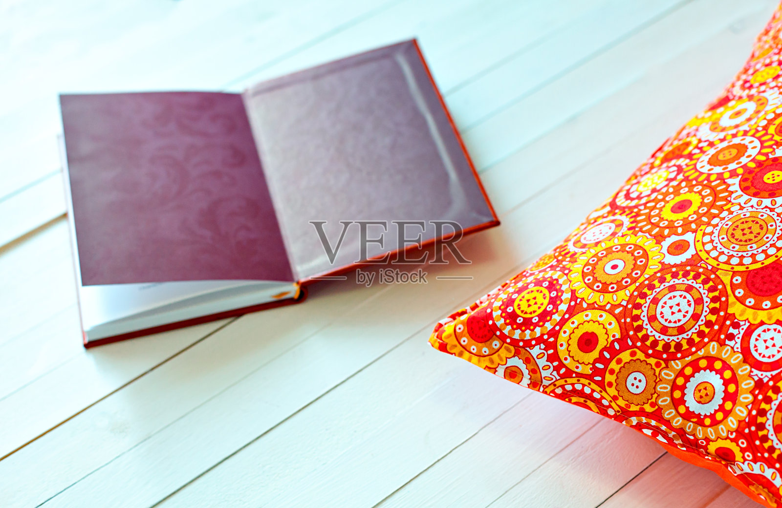 彩色舒适的枕头和手工书照片摄影图片